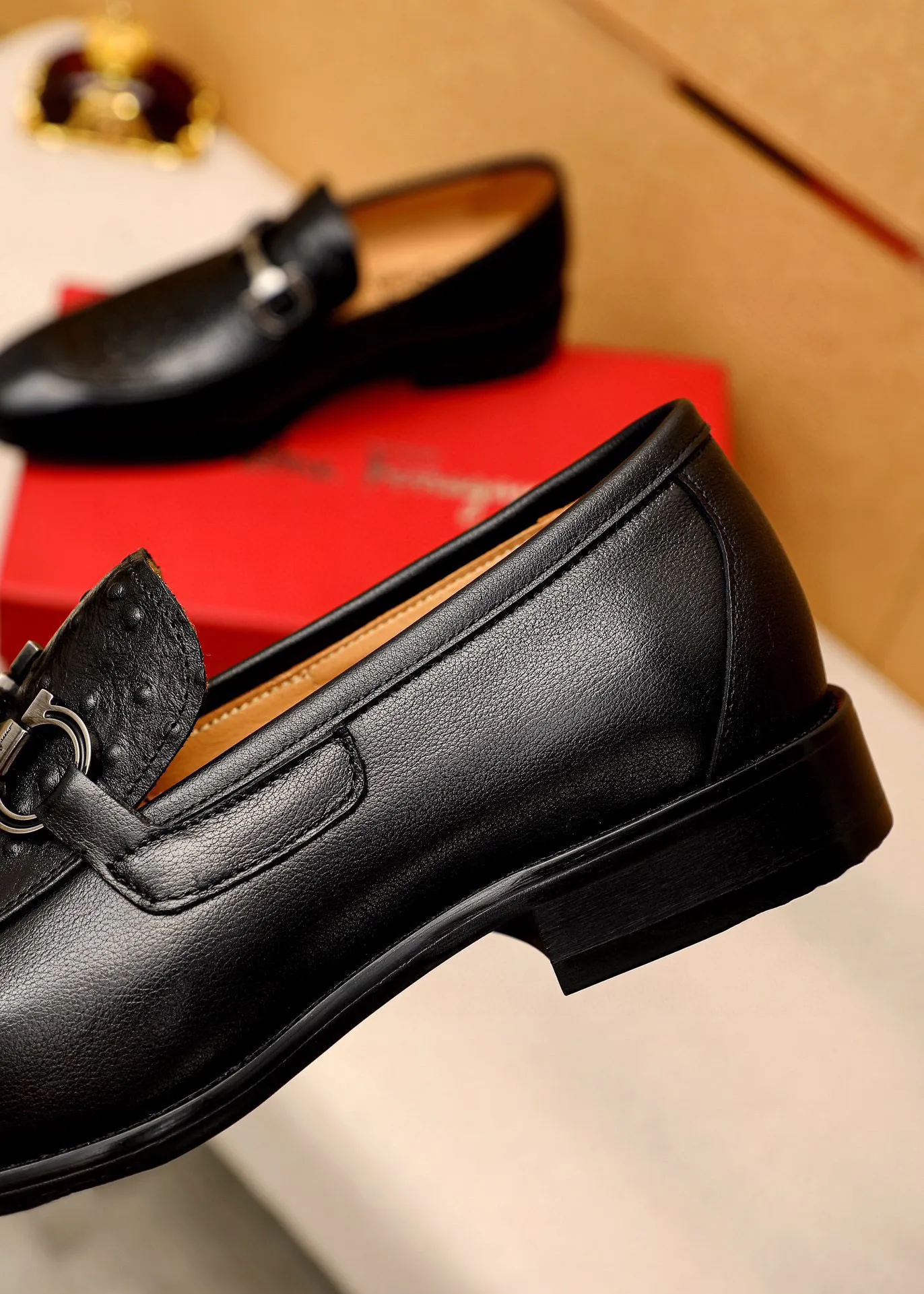 Men's shoes 💰460 💐 Product trademark: Ferragamo "Ferragamo" casual leather shoes Regular size: 38-44 (custom-made for 45🉑️) Product materials: Selected imported first-layer calfskin embossed upper + original hardware buckle, imported water-dyed cowhide leather lining. Strong three-dimensional visual effect, combined outsole Color: 1⃣️color optional